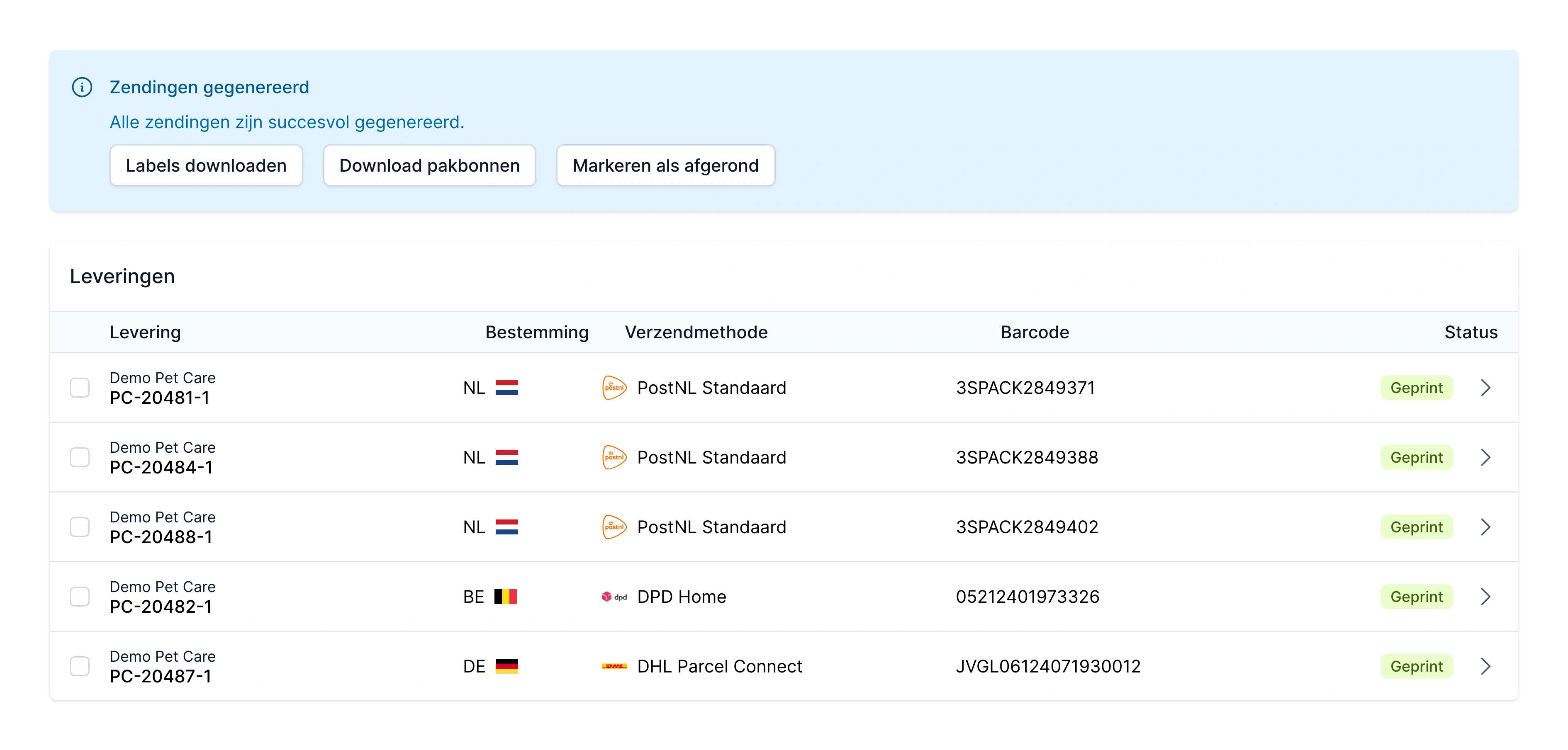 Zendingen gegenereerd in PackCloud: de knoppen Labels downloaden, Download pakbonnen en Markeren als afgerond, met de leveringen gesorteerd per verzendmethode van PostNL, DPD en DHL