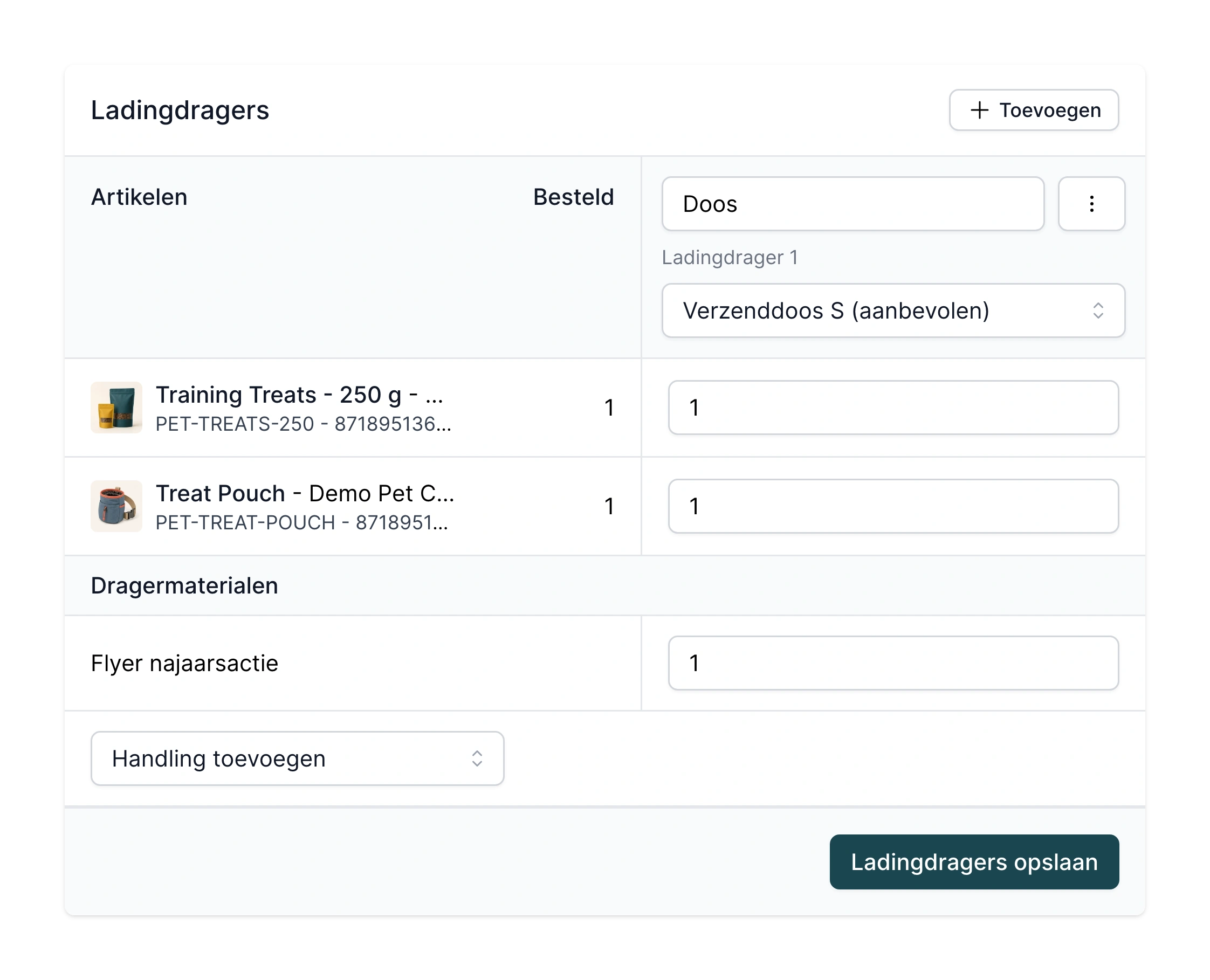 Ladingdragers van een bulkverwerking in PackCloud: de verzenddoos, de producten per doos en een flyer, voor alle leveringen tegelijk