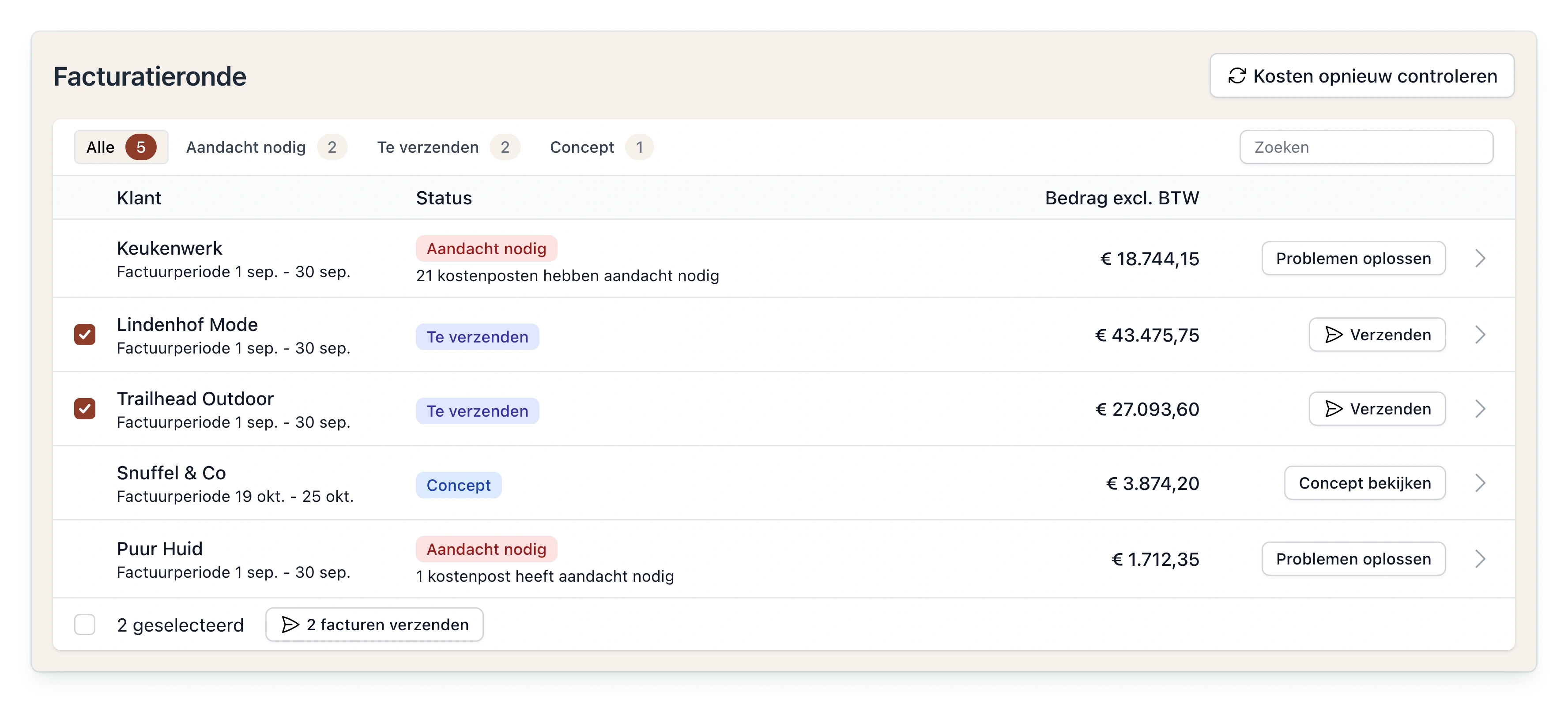 De facturatieronde in PackCloud met per klant de factuurperiode, de status Aandacht nodig, Te verzenden of Concept, het bedrag exclusief btw en de volgende stap, met twee klanten geselecteerd en de knop 2 facturen verzenden