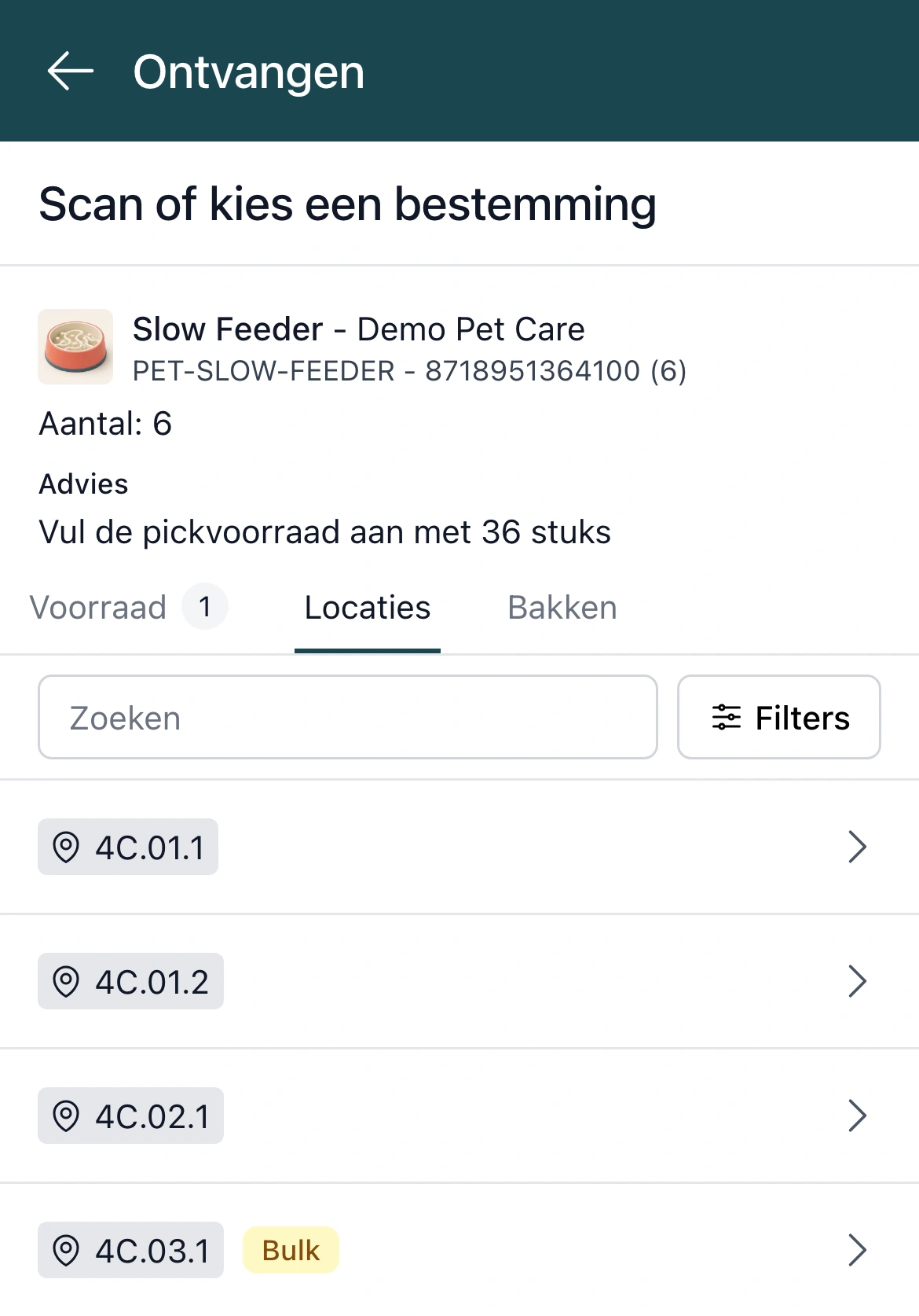 Bestemming kiezen bij het inboeken in de PackCloud-app: de vraag Scan of kies een bestemming met de Slow Feeder van Demo Pet Care (PET-SLOW-FEEDER, aantal 6), het advies om de pickvoorraad aan te vullen met 36 stuks, de tabs Voorraad, Locaties en Bakken, het zoekveld met de knop Filters en een lijst met locaties, waarvan 4C.03.1 met de badge Bulk