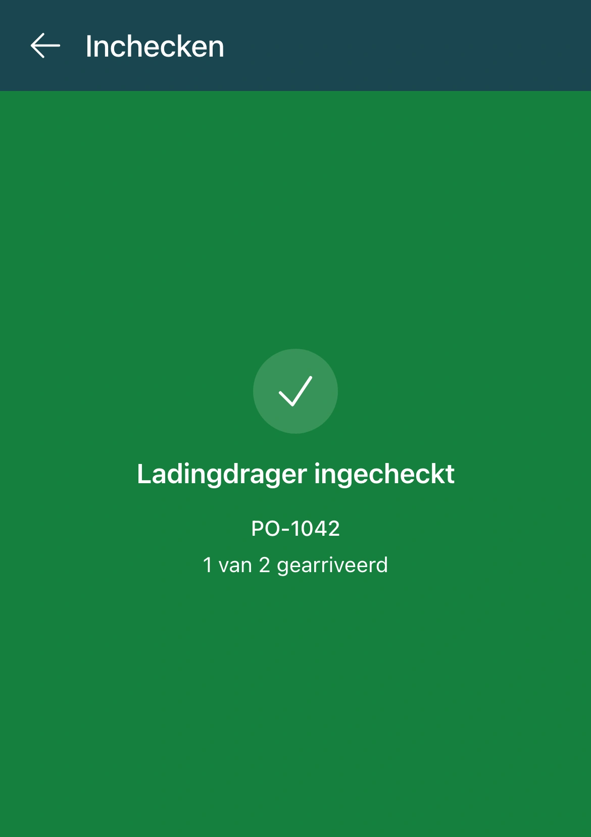 Inchecken in de PackCloud-app na het scannen van een ladingdrager: een groen scherm met de melding Ladingdrager ingecheckt, de inkoopreferentie PO-1042 en de voortgang 1 van 2 gearriveerd