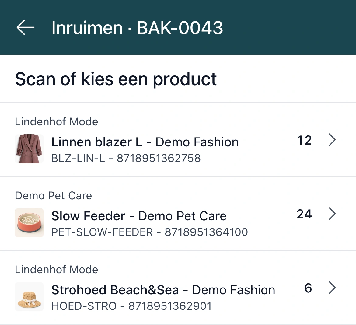 Inruimen in een fulfilmentcenter: bak BAK-0043 met de Linnen blazer L en een strohoed van Lindenhof Mode en een Slow Feeder van Demo Pet Care, met bij elk product de klant