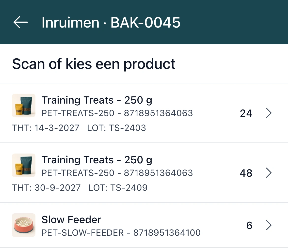 Inruimen in de PackCloud-app: bak BAK-0045 met twee partijen Training Treats, elk met houdbaarheidsdatum en lotnummer, zodat je de juiste partij kiest