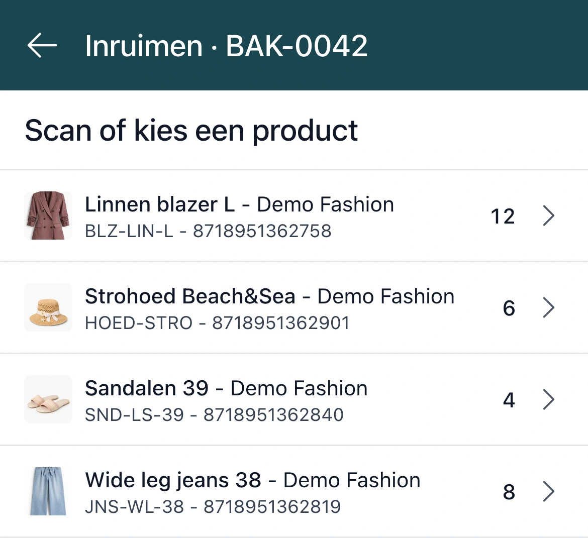 Inruimen in de PackCloud-app: de inhoud van bak BAK-0042 met de Linnen blazer L, een strohoed, sandalen en jeans, elk met het aantal op de bak
