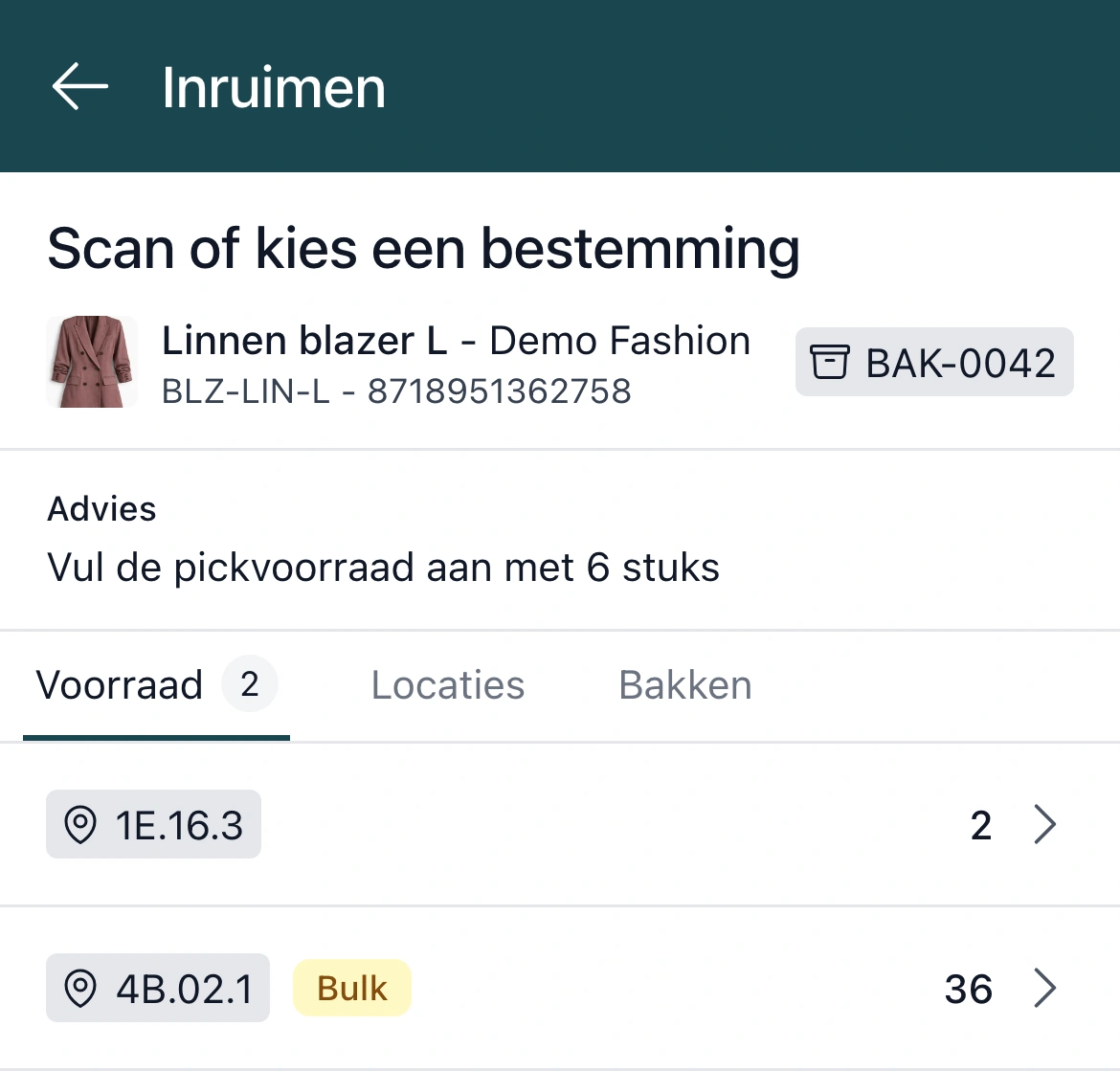 Bestemming kiezen bij het inruimen in de PackCloud-app: de Linnen blazer L uit bak BAK-0042, het advies om de pickvoorraad aan te vullen met 6 stuks en de locaties waar het product al ligt, pickbaar 1E.16.3 en bulklocatie 4B.02.1