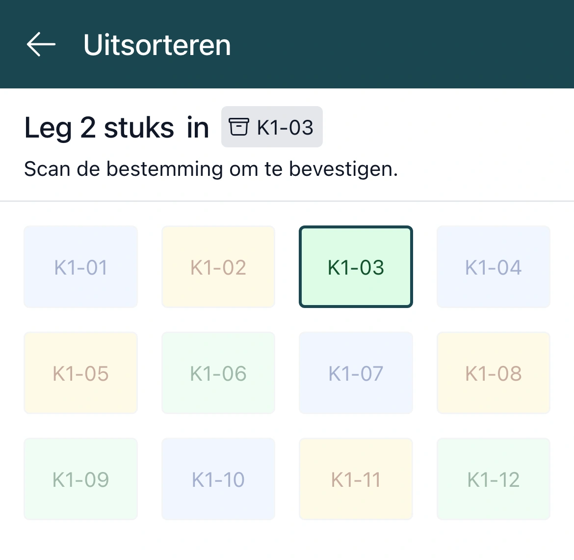 Uitsorteren in de PackCloud-app: leg het product in de aangewezen bak van de sorteerkar en scan de bak om te bevestigen